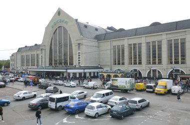 Grand Central tren istasyonu ve istasyon meydanı, park etmiş arabalar ve yürüyen insanlar. 1 Ekim 2018. Kyiv, Ukrayna