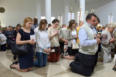 Cemaat cemaati bir kilisede diz çöküp dua ediyor. Ukrayna Katolik Kilisesi 'nin başpiskoposu Liubomyr Huzar' ın cenazesi. Ukrayna, Kiev, 5 Mayıs 2017.