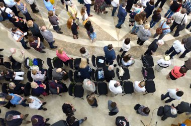 Cemaat mensupları geç kalmış birine son kez veda ediyor. Ukrayna Katolik Kilisesi 'nin başpiskoposu Liubomyr Huzar' ın cenazesi. Ukrayna, Kiev, 5 Mayıs 2017.