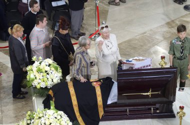 Cemaatten bir kalabalık cenaze töreni, mumlar ve tabut seti için Katolik kilisesinde toplandı. 5 Mayıs 2017. Kiev, Ukrayna