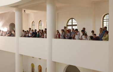 Pazar ayini sırasında Katolik kilisesinin balkonunda duran insanlar. 5 Mayıs 2017. Kiev, Ukrayna