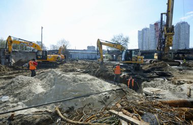 İnşaat sondaj makinesi, kazıcılar JCB kazıyor. Shuliavskiy üstgeçit şantiyesinin yıkımı. 17 Nisan 2019. Kyiv Ukrayna