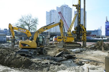 İnşaat sondaj makinesi, kazıcılar JCB kazıyor. Shuliavskiy üstgeçit şantiyesinin yıkımı. 17 Nisan 2019. Kyiv Ukrayna