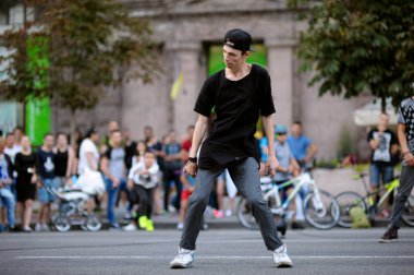 Sokakta gösteri yapan genç bir sokak dansçısı. Arka planda kalabalık var. 3 Temmuz 2019. Khreshhatyk, Kyiv, Ukrayna