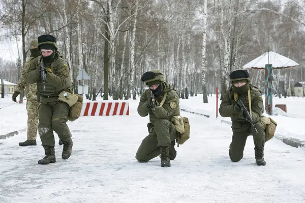 stock image Soldiers taking position to guard the roadblock behind the barrier, ambush training. February 1, 2019. Military range in Novo-Petrivtsi, Ukraine