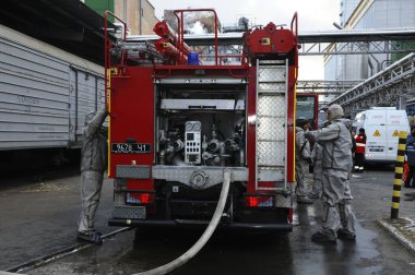 İtfaiyeciler itfaiye ekipmanlarını yerleştirsin, itfaiye kamyonu fabrika bölgesini sulamaya, eğitime hazır. 21 Şubat 2019. Kyiv, Ukrayna