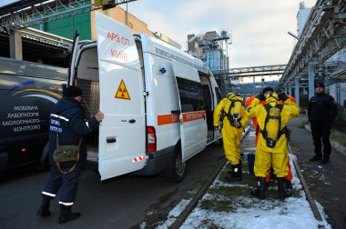 Kurtarma ekibi mobil kimya laboratuvarından ekipman yerleştiriyor, eğitim görüyor. 21 Şubat 2019. Kyiv, Ukrayna