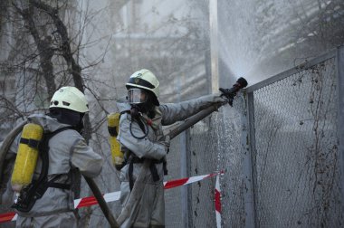 Koruyucu lastik giysili kurtarma ekipleri bitki bölgesini şırıngayla suluyorlar. Kurtarma ekibi arındırma eğitimi alıyor. 21 Şubat 2019. Kyiv, Ukrayna