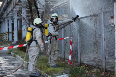 Koruyucu lastik giysili kurtarma ekipleri bitki bölgesini şırıngayla suluyorlar. Kurtarma ekibi arındırma eğitimi alıyor. 21 Şubat 2019. Kyiv, Ukrayna