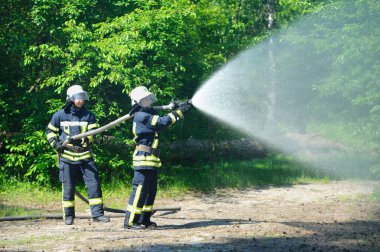 Koruyucu giysiler içindeki itfaiyeciler ormanda yangınla savaşıyor. 5 Haziran 2019. Sviatoshyn İlçesi Ormanı, Kievskaya oblast, Ukrayna