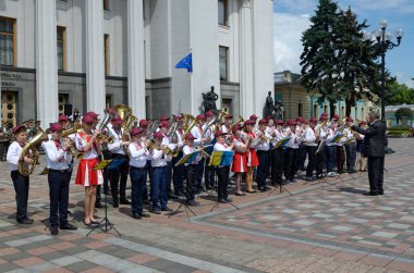 Çocuklar bando orkestrası bir meydanda müzik çalıyor, orkestra şefi önde. Pirinç orkestraları festivali. 22 Ağustos 2018. Kyiv, Ukrayna