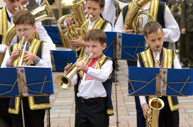 Trompet çalan çocuk bandosu trompetçileri. Pirinç orkestraları festivali. 22 Ağustos 2018. Kyiv, Ukrayna
