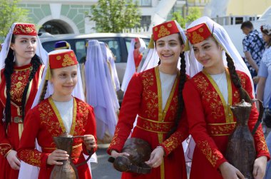 Ulusal Kırım Tatar kostümlü genç kızlar konserden önce ellerinde kavanozlarla sahne arkasında bekliyorlar. Etno Festivali. 25 Temmuz 2019. Kyiv, Ukrayna