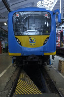 Bakım salonunda. Teknik inceleme için metro istasyonlarına park edilmiş metro trenleri. Metro vagonu Obolon, Kiev, Ukrayna 'da. 22 Kasım 2018