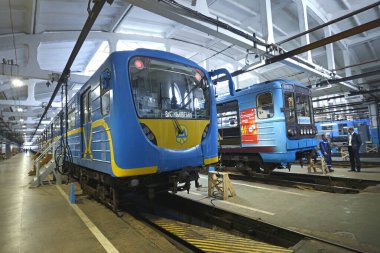 Bakım salonunda. Teknik inceleme için metro istasyonlarına park edilmiş metro trenleri. Metro vagonu Obolon, Kiev, Ukrayna 'da. 22 Kasım 2018