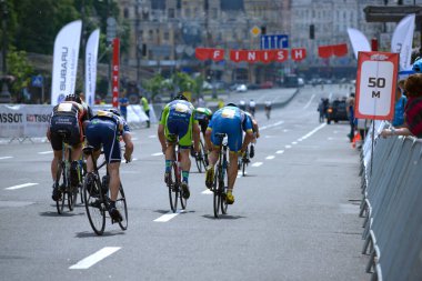 Bitiş çizgisine doğru ilerleyen bir grup bisikletçi. Kiev Günü 'ne adanmış amatörler arasında bisiklet yarışı. 25 Mayıs 2019. Kiev, Ukrayna