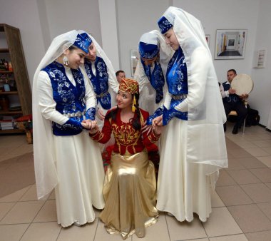 Kırım Tatar geleneksel düğün töreni. Kırım Tatar Kültürü Günleri. 27 Şubat 2019. Kyiv, Ukrayna