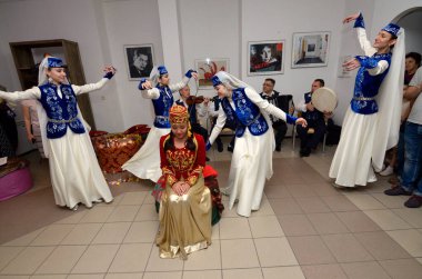Kırım Tatar geleneksel düğün töreni. Kırım Tatar Kültürü Günleri. 27 Şubat 2019. Kyiv, Ukrayna