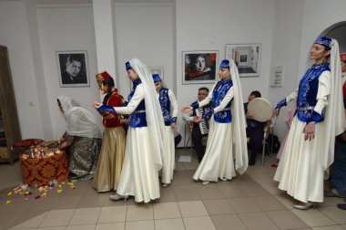 Kırım Tatar geleneksel düğün töreni. Kırım Tatar Kültürü Günleri. 27 Şubat 2019. Kyiv, Ukrayna