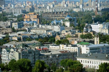 Podilskiy bölgesinde şehir manzarası, Kyiv, Ukrayna. Binalar, çatılar ağaçlar ve sokaklar.