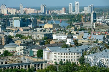 Podilskiy bölgesinde şehir manzarası, Kyiv, Ukrayna. Binalar, çatılar ağaçlar ve sokaklar.