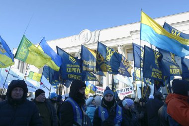 Ukrayna parlamentosu binası yakınlarında gerçekleştirilen toprak reformuna karşı toplantı. Ukrayna partilerinin bayraklarını tutan insanlar. Şubat, 6. 2020 yılı. Kyiv, Ukrayna