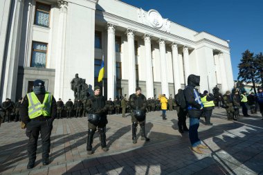 Toprak reformuna karşı yapılan toplantı sırasında Ukrayna parlamentosunun binasını koruyan polis. Şubat, 6. 2020 yılı. Kyiv, Ukrayna