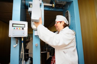 Beyaz koruyucu elbiseli bir adam radyolojik algılama portalından geçiyor. Kitle iletişim araçları için Çernobil Nükleer Santrali 'ne basın turu. 20 Nisan 2018. Çernobil, Ukrayna