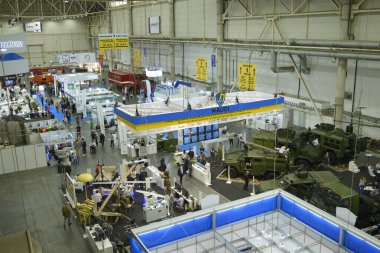 Sergi salonu. Stantlar, askeri sergiler, araçlar, etrafta dolaşan ziyaretçiler. Silah ve Güvenlik 2021. 15 Haziran 2021. Kyiv, Ukrayna