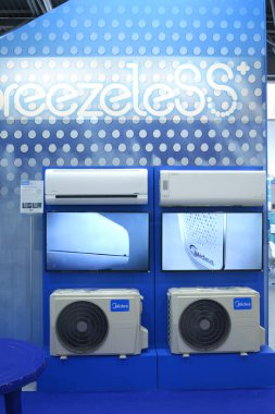 Modern klimalar ve ısı pompası sistemleri bir sergi sırasında duvarda Midea kurulur. İklim Festivali 2021. 24 Şubat 2021. Kyiv, Ukrayna