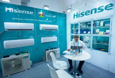 Sergi sırasında duvarlarında modern klimalar olan ayakta durabilen bir oda, iş yerinde dizüstü bilgisayarla çalışan bir müdür. İklim Festivali 2021. 24 Şubat 2021. Kyiv, Ukrayna