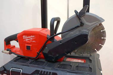 Milwaukee 'nin bir kutuya yerleştirdiği beton kesme makinesi. İklim Festivali 2021. 24 Şubat 2021. Kyiv Ukrayna