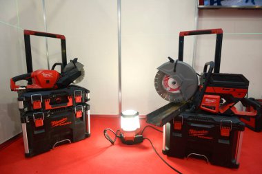 Milwaukee 'nin bir kutuya yerleştirdiği beton kesme makinesi. İklim Festivali 2021. 24 Şubat 2021. Kyiv Ukrayna