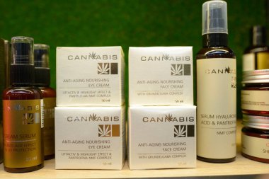 Esrar özlü kozmetik ürünleri. Çarşaf yüz maskesi, yüz kremi serumu, yaşlanma önleyici göz kremi Kenevir, Ukrayna yapımı. 2 Ekim 2020. Kyiv, Ukrayna