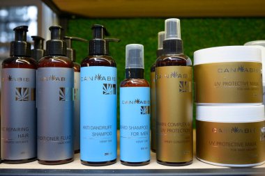 Esrar özlü kozmetik ürünleri. Çarşaf yüz maskesi, yüz kremi serumu, yaşlanma önleyici göz kremi Kenevir, Ukrayna yapımı. 2 Ekim 2020. Kyiv, Ukrayna