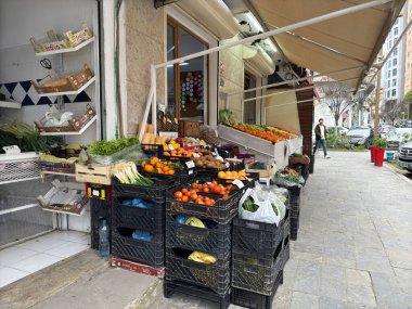 Kışın Durres şehri. Marketten alınmış meyvelerle dolu kutular sokakta satılıyor, alıcı yok. 7 Ocak 2025. Baskı, Arnavutluk