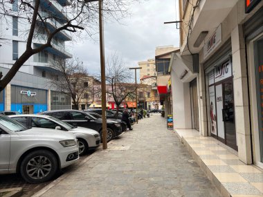 Kışın Durres şehri. Sokak, binalar, arabalar, dükkanların girişleri, restoranlar. 7 Ocak 2025 Arnavutluk