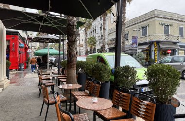 Kışın Durres şehri. Sokak kafesi açıldı ama burada müşteri yok. Durres, Arnavutluk. 7 Ocak 2025. Durres, Arnavutluk