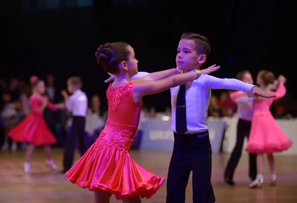 Küçük kız ve oğlan balo salonunda çift olarak dans ediyorlar. Yardım balosu. 20 Ekim 2021. Kyiv, Ukrayna
