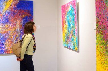 Ukraynalı ünlü ressam Olga Kondratska 'nın resmine bakan kadın ziyaretçi, kişisel sergi. 17 Eylül 2018. Kyiv. Ukrayna