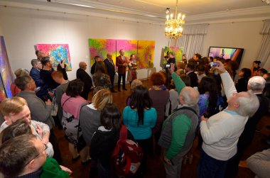 Ukraynalı ünlü ressam Olga Kondratska ve hayranları kişisel sergi sırasında bir araya geldiler. 17 Eylül 2018. Kyiv. Ukrayna