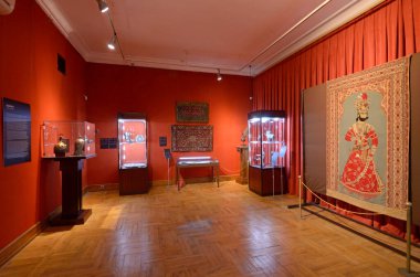 Sergi salonunun içi, 12-19 asırlık Pers sanat eserleri. İran Karizması sergisi. Ukrayna Ulusal Sanat Müzesi. 26 Ocak. 2018. Kyiv, Ukrayna