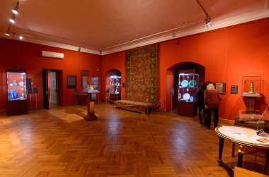 Sergi salonunun içi, 12-19 asırlık Pers sanat eserleri. İran Karizması sergisi. Ukrayna Ulusal Sanat Müzesi. 26 Ocak. 2018. Kyiv, Ukrayna