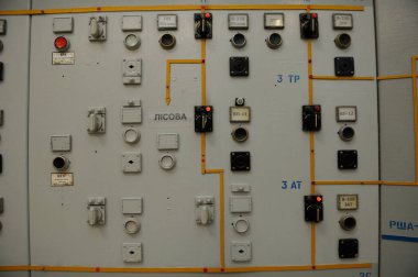 Çernobil Nükleer Santrali 'nin reaktörünün kontrol işletim odasındaki ana kontrol panelindeki elektrik devrelerini açar.
