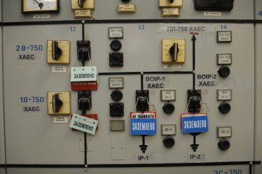 Çernobil Nükleer Santrali 'nin reaktörünün kontrol işletim odasındaki ana kontrol panelindeki elektrik devrelerini açar.