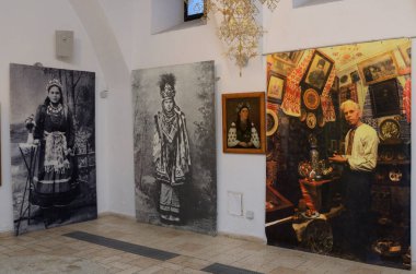 Sergi salonunun içi, Ukrayna sanatının tipik klasik resimleri. Ressamlar bilinmiyor. 20. yüzyılın başlangıcı. Ivan Gonchar Müzesi. 16 Mayıs 2019. Kyiv, Ukrayna