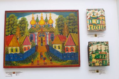 Tipik Ukrayna sanatı örneği. Ukrayna köyü ve kırsal kiliseye giden insanlar. Ressam bilinmiyor. 20. yüzyılın başlangıcı. Ivan Gonchar Müzesi. 16 Mayıs 2019. Kyiv, Ukrayna