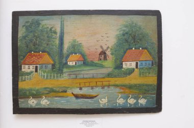 Tipik Ukrayna sanatı örneği. Göl, kırsal evler ve yel değirmeni. Ressam bilinmiyor. 20. yüzyılın başlangıcı. Ivan Gonchar Müzesi. 16 Mayıs 2019. Kyiv, Ukrayna