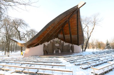 Açık hava tiyatrosu ve boş oturma yerleri, Mariinsky Parkı. Kyiv, Ukrayna.