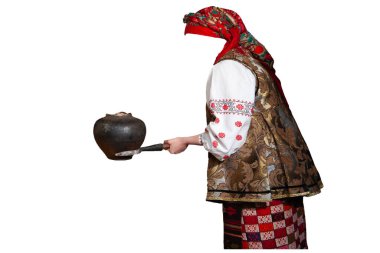 Beyaz arka planda izole edilmiş, geleneksel aygıtla esrar taşıyan Ukrayna uyruklu bir kadın..